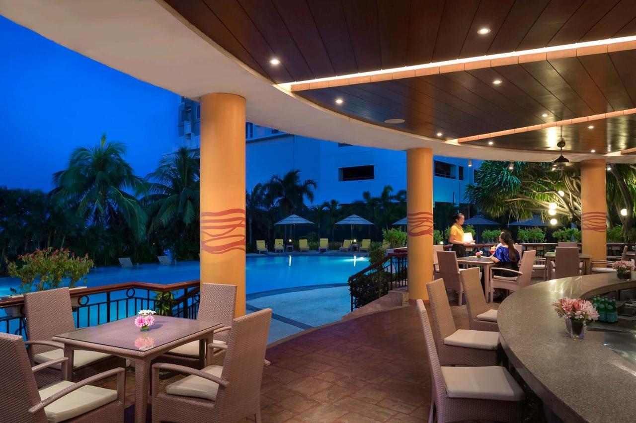 Hotel Marco Polo Plaza Cebu Esterno foto The poolside bar at the hotel