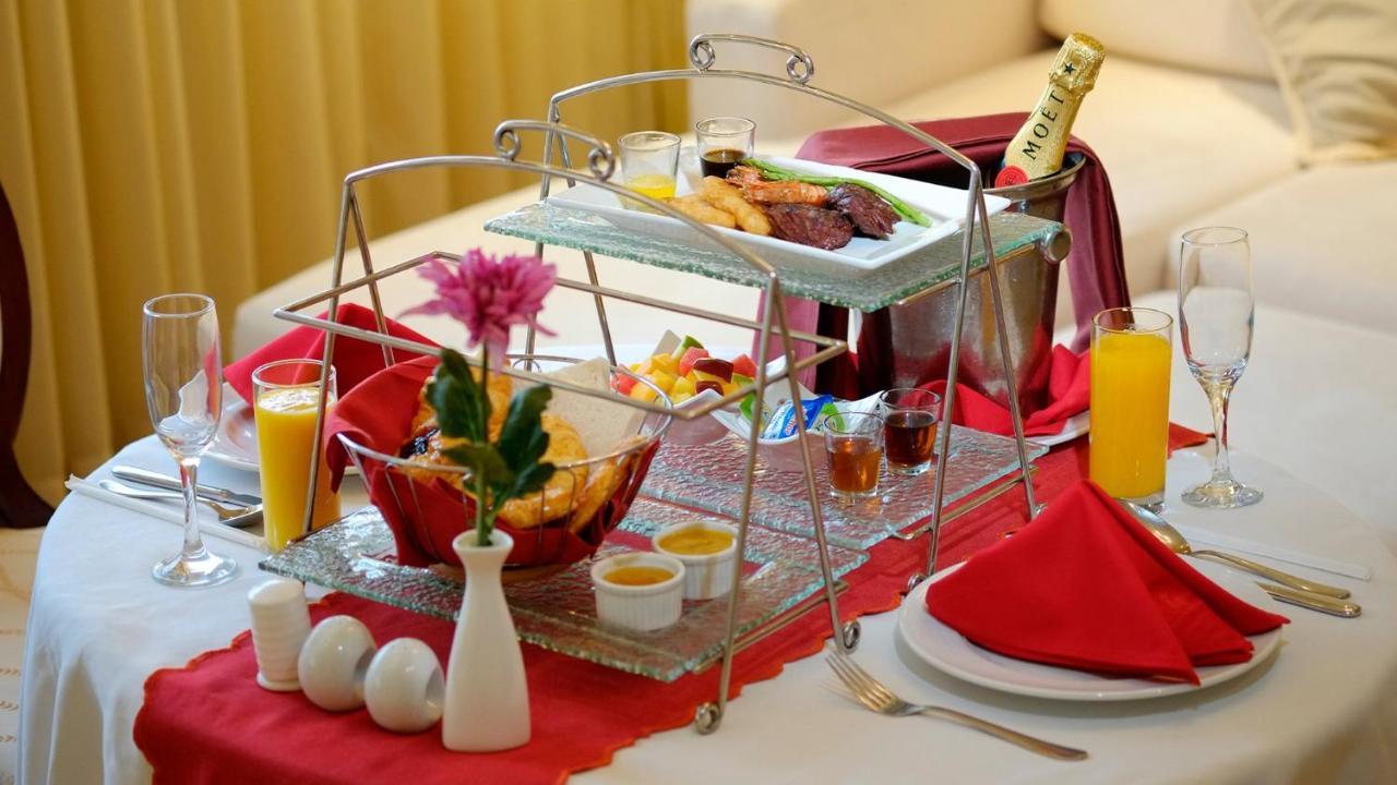 Hotel Marco Polo Plaza Cebu Esterno foto A champagne breakfast