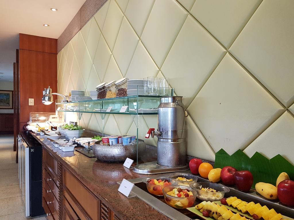Hotel Marco Polo Plaza Cebu Esterno foto A buffet at a hotel
