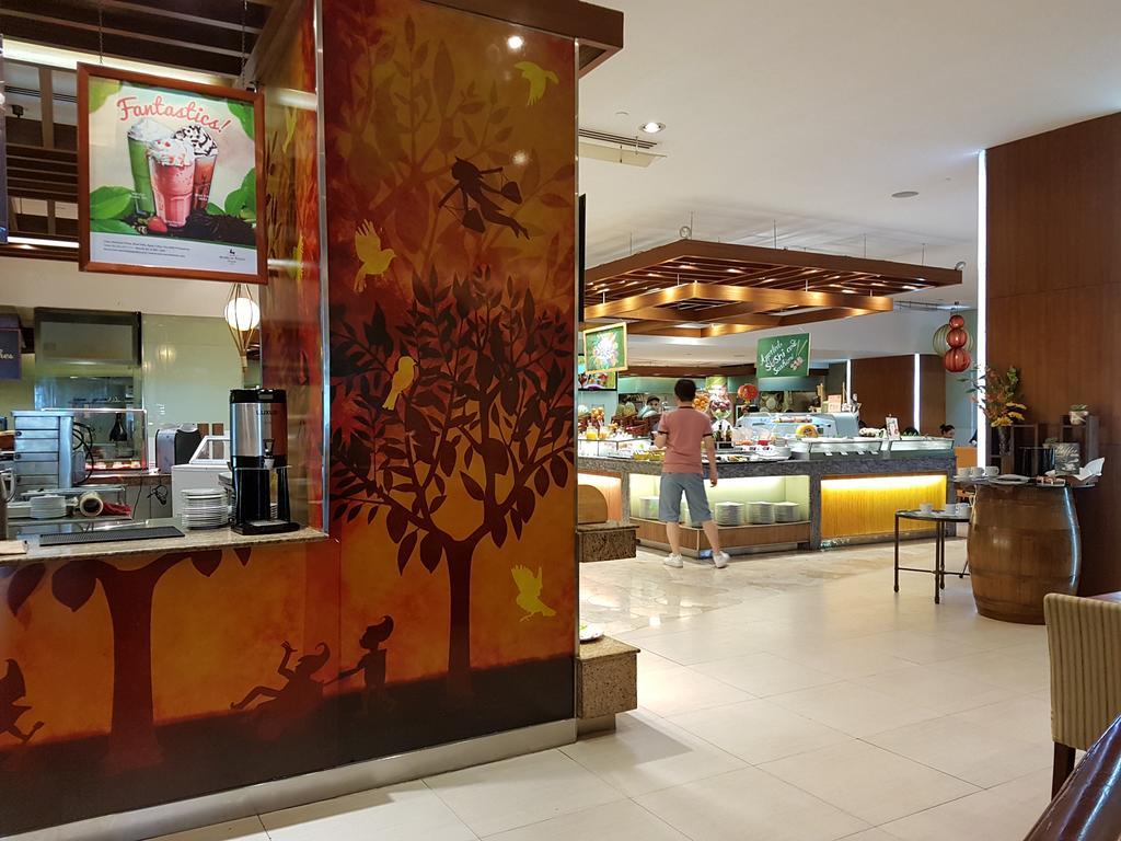 Hotel Marco Polo Plaza Cebu Esterno foto The Coffee Bean & Tea Leaf in the lobby of the Royal Plaza Hotel, Bangkok, Thailand