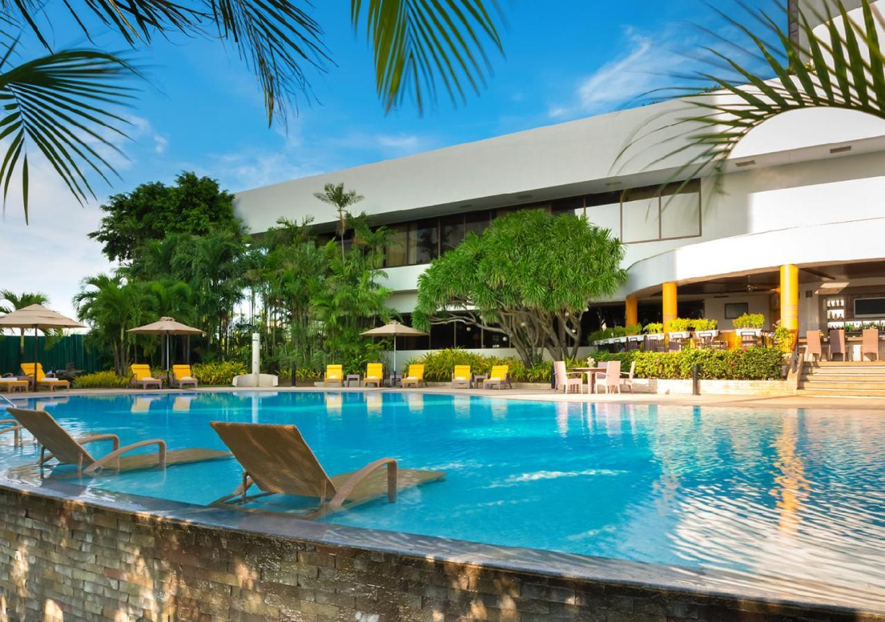 Hotel Marco Polo Plaza Cebu Esterno foto The pool at the hotel