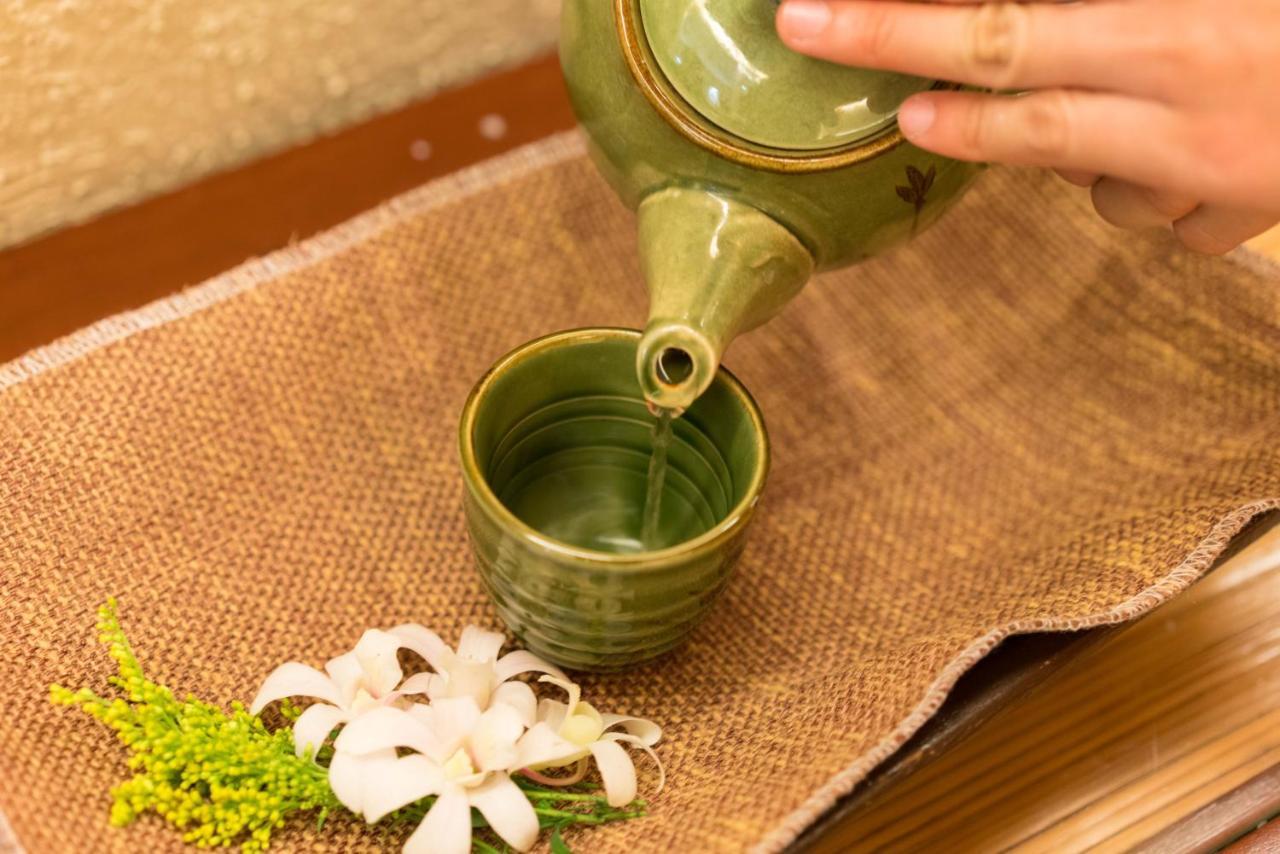 Hotel Marco Polo Plaza Cebu Esterno foto A kyusu being used to serve Japanese tea